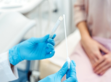 Soi tươi - nhuộm Gram huyết trắng giúp phát hiện các tác nhân gây viêm âm đạo